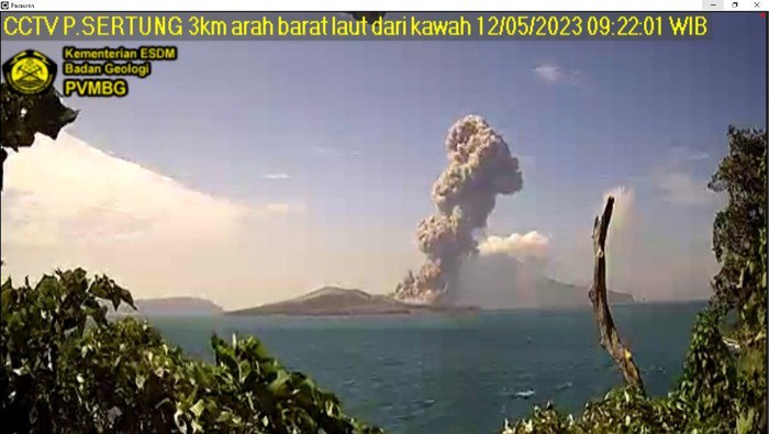 Gunung Anak Krakatau kembali erupsi dengan ketinggian kolom abu 2,5 km.