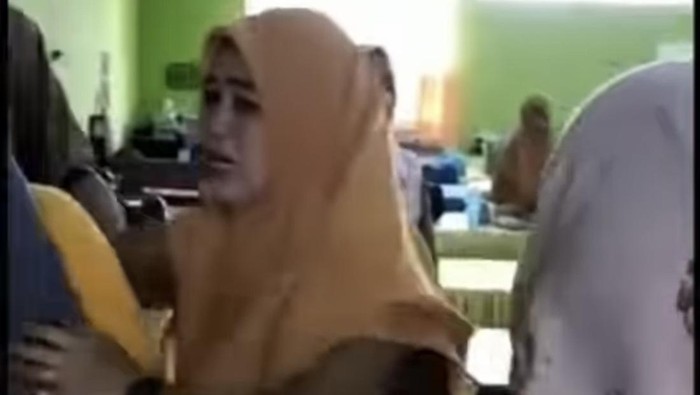 Guru SMPN 3 Parepare menangis histeris dengan meminta kepseknya dimutasi.