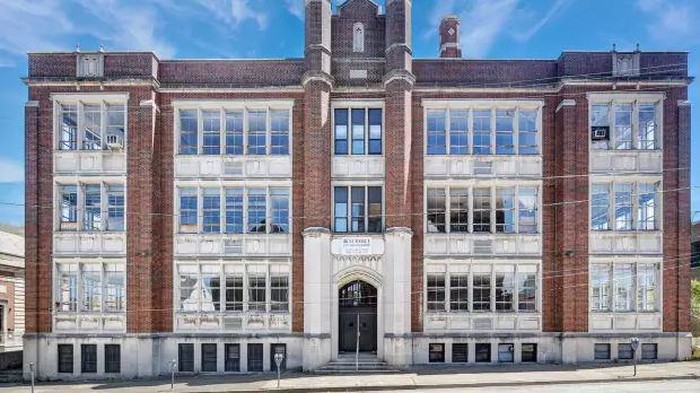 Habiskan Rp 50 M, Sekolah Tua Ini 'Disulap' Jadi Apartemen Sebuah sekolah tua di Homestead, Pennsylvania disulap menjadi apartemen. Bangunan itu sebelumnya sudah terbengkalai nyaris 10 tahun.