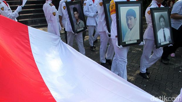 Hari Peringatan Tragedi Trisakti diperingati setiap 12 Mei. Hari itu untuk memperingati peristiwa penembakan 4 mahasiswa saat demo kepada Presiden Soeharto.