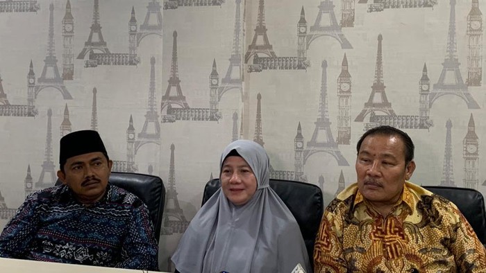 Ibu Andi Pangerang (tengah)