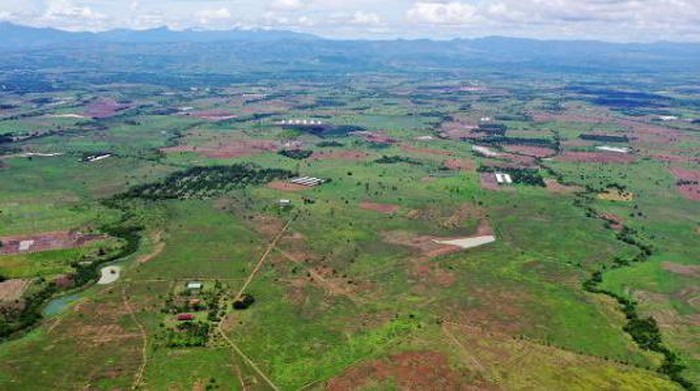 Salah satu orang terkaya di Indonesia, Anthoni Salim akan menyuntikkan dana sebesar 23,8 miliar peso atau US$ 427 juta, atau Rp 6,27 triliun (kurs Rp 14.700/US$) kepada perusahaan energi surya, SP New Energy. Investasi ini tepatnya dilakukan oleh unit usaha miliknya yakni Metro Pacific Investments di Filipina.