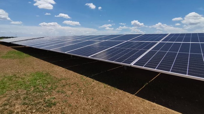 Salah satu orang terkaya di Indonesia, Anthoni Salim akan menyuntikkan dana sebesar 23,8 miliar peso atau US$ 427 juta, atau Rp 6,27 triliun (kurs Rp 14.700/US$) kepada perusahaan energi surya, SP New Energy. Investasi ini tepatnya dilakukan oleh unit usaha miliknya yakni Metro Pacific Investments di Filipina.