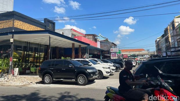 Ini ruko di Pluit, Jakarta Utara, yang disebut memakan badan jalan