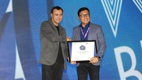 Direktur Pemasaran BRI Life, Sutadi (kanan) menerima Penghargaan Bronze Champion kategori Life Insurance di ajang Indonesia WOW Brand Festive Day 2023, yang diselenggarakan MarkPlus Inc, di Jakarta, Kamis (11/5/2023). 