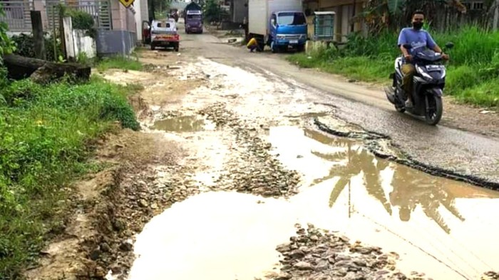 jalan rusak pamekasan