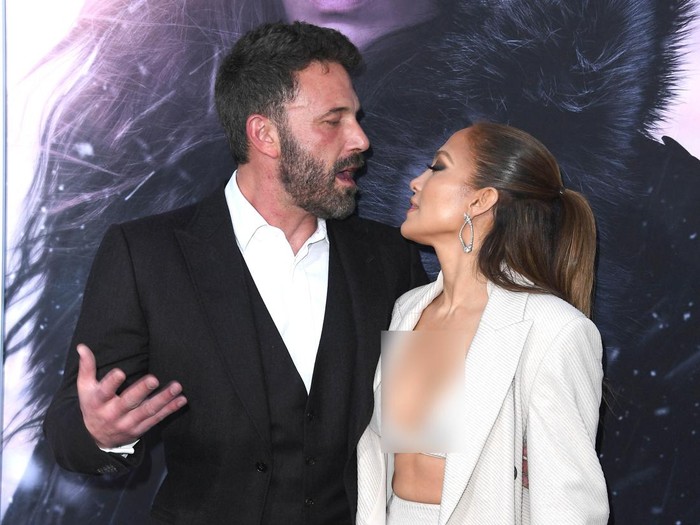 LOS ANGELES, CALIFORNIA - MAY 10:  Ben Affleck and Jennifer Lopez arrives at the Los Angeles Premiere Of Netflixs 