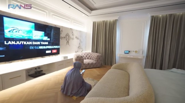 Salah satu yang sempat menjadi viral ialah harga dari kasur yang ada di kamar Nagita Slavina. Walaupun terlihat sederhana dan simpel, namun rupanya harga kasur tersebut setara dengan sebuah mobil. Foto: YouTube/Rans Entertainment