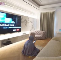 Salah satu yang sempat menjadi viral ialah harga dari kasur yang ada di kamar Nagita Slavina. Walaupun terlihat sederhana dan simpel, namun rupanya harga kasur tersebut setara dengan sebuah mobil. Foto: YouTube/Rans Entertainment