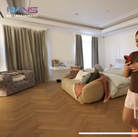 Untuk lantainya Raffi dan Nagita memilih vinyl model kayu yang membuat ruangan jadi terasa semakin nyaman. Di salah satu sisinya juga terdapat meja yang terbuat dari marmer, senada dengan yang terpasang di dinding belakang televisi. Foto: YouTube/Rans Entertainment