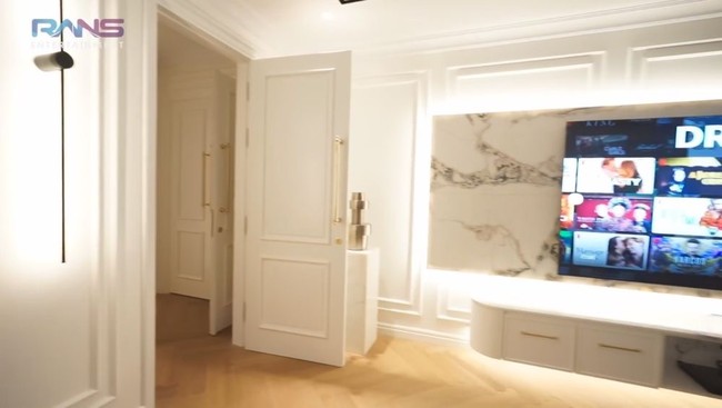 Melalui channel YouTube pribadinya Raffi dan Nagita tampak memamerkan isi rumah barunya tersebut. Terlihat jelas bagian kamar pribadi Raffi dan Nagita tampak begitu mewah dan luas bak hotel bintang 5 dengan didominasi warna putih dan coklat. Foto: YouTube/Rans Entertainment