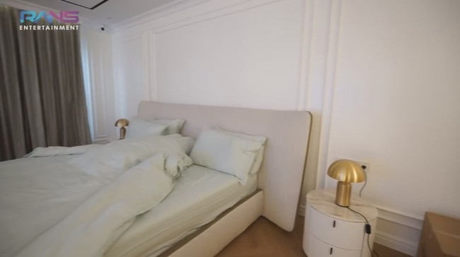 Diketahui jika kasur di kamar Raffi dan Nagita itu berasal dari Poliform, Moie Living. ‘Rever + HB’ dibanderol dengan harga sekitar Rp 184,6 juta. Foto: YouTube/Rans Entertainment