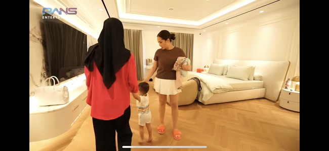 Di bagian dalam kamarnya juga dilengkapi dengan beberapa sofa dan sebuah televisi berukuran besar. Perpaduan marmer di dinding belakang televisi membuat ruangan jadi semakin terlihat mewah. Foto: YouTube/Rans Entertainment