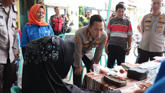 Kapolres Jaksel Kombes Ade Ary Syam Indradi mendengarkan keluhan warga Mampang.