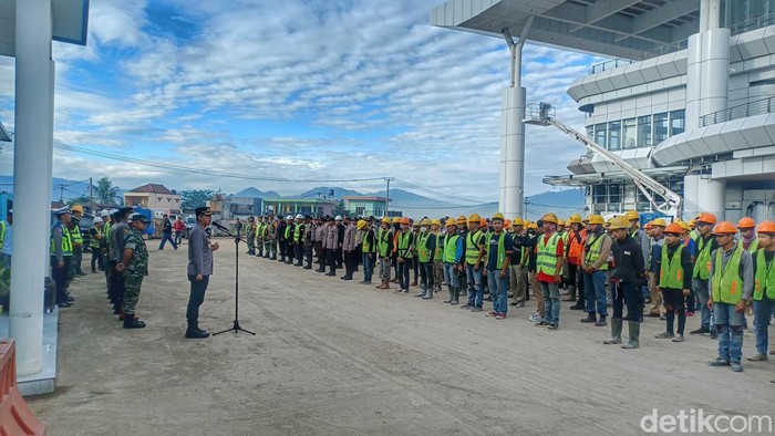Kapolresta Bandung Kombes Kusworo Wibowo saat memberikan pengarahan kepada para pekerja proyek kereta cepat.