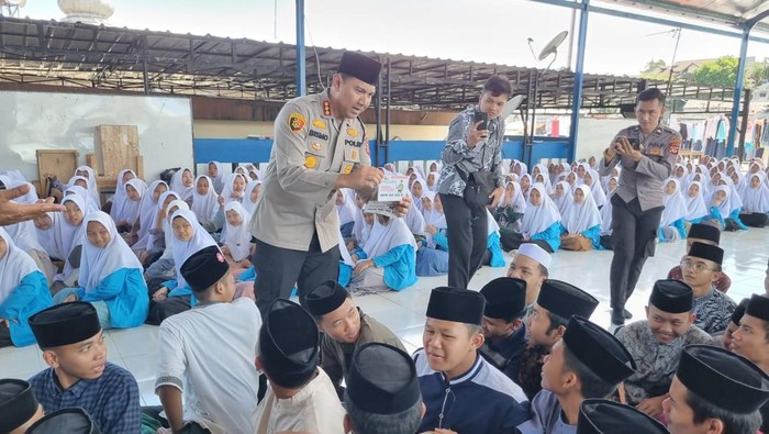Kapolresta Bogor Kota Kombes Bismo Teguh Prakoso melaksanakan salat Jumat di Ponpes