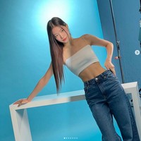 Meskipun punya tubuh ramping, Kazuha LE SSERAFIM tetap memiliki otot yang tegas pada bagian perut, lengan, hingga punggungnya. Tak heran jika Kazuha dianggap punya body goals. Foto: Instagram