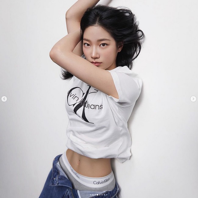 Para personel LE SSERAFIM pun sepakat bahwa Kazuha memiliki bentuk tubuh terbaik di antara personel lain. Workout routine-nya kini diikuti sejumlah kaum hawa. Foto: Instagram