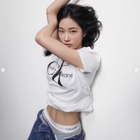 Para personel LE SSERAFIM pun sepakat bahwa Kazuha memiliki bentuk tubuh terbaik di antara personel lain. Workout routine-nya kini diikuti sejumlah kaum hawa. Foto: Instagram