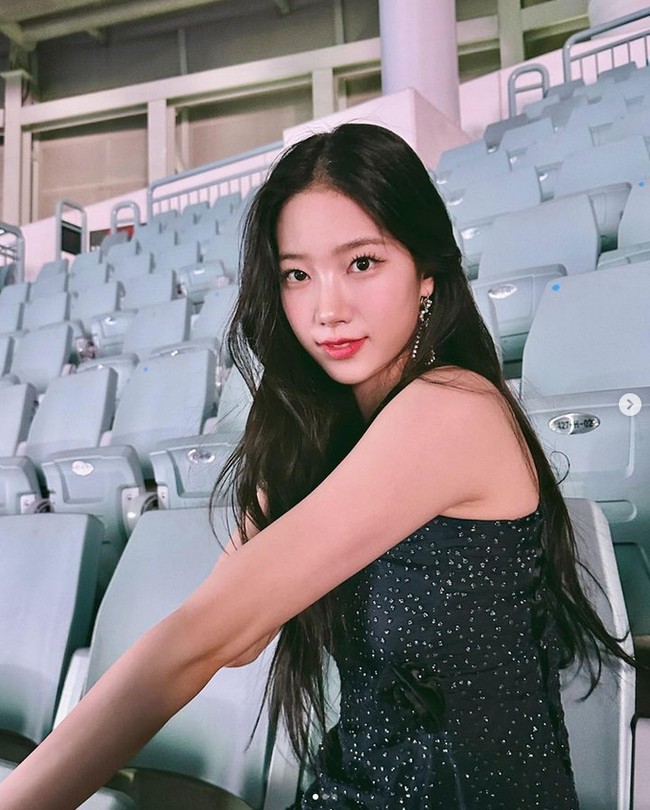 Ini bukan pertama kalinya Kazuha viral karena bentuk tubuhnya. Saat debut dengan LE SSERAFIM, eks balerina Jepang itu memukau penggemar wanita dengan otot perutnya. Foto: Instagram