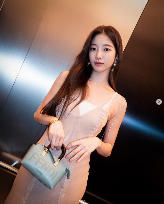 Dalam sebuah video, Kazuha LE SSERAFIM menunjukkan workout routine saat mengikuti instruktur di YouTube. Dia melakukan gerakan leg raises, single leg drops, russian twist, hingga plank. Foto: Instagram