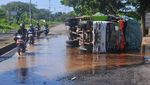 Jalan Rusak di Lingkar Kudus-Jepara Bikin Truk Terguling