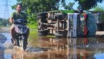 Jalan Rusak di Lingkar Kudus-Jepara Bikin Truk Terguling