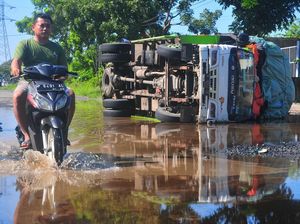 Jalan Rusak di Lingkar Kudus-Jepara Bikin Truk Terguling