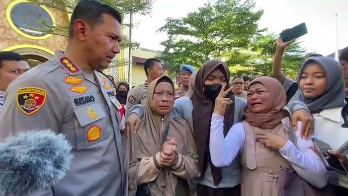 Keluarga korban pembacokan datangi Mapolres Bogor Kota histeris untuk lihat pelaku. Mereka pun histeris.