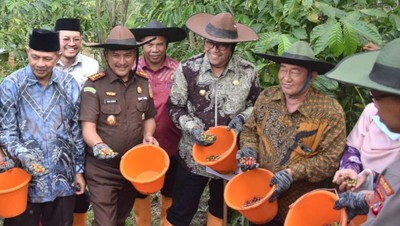 Kemenag Luncurkan Kampung Zakat dan Panen Perdana Kopi Program Wakaf