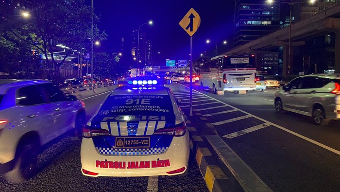 Kepadatan di Tol Dalam Kota di Kuningan arah Cawang.