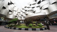 Sun Plaza, salah satu flagship mal yang dikelola PT. Lippo Malls Indonesia dan dimiliki oleh LMIR Trust yang berlokasi di kota Medan, Sumatera Utara, menerima sertifikasi green building EDGE, Kamis (11/5/2023). EDGE-Excellence in Design for Greater Efficiencies adalah standar bangunan hijau dan sistem sertifikasi global yang dikembangkan oleh International Finance Corporation (IFC), anggota Grup Bank Dunia. Di Indonesia, sertifikasi EDGE dikeluarkan oleh Green Building Council Indonesia (GBCI).