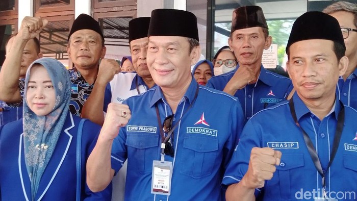 Ketua DPC Partai Demokrat Kabupaten Purworejo, Yophie Prabowo di Kantor KPU Purworejo, Jumat (12/5/2023).