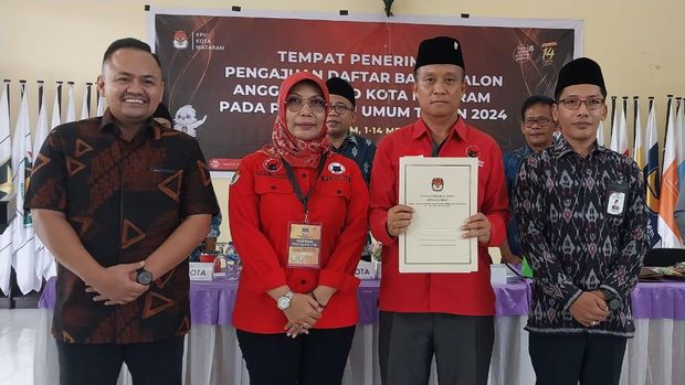 Ketua DPC PDIP Kota Mataram Made Slamet (dua dari kanan) bersama Ketua KPU Kota Mataram Husni Abidin (kanan) saat pendaftaran bacaleg di KPU Kota Mataram pada Kamis (11/5/2023). (Helmy Akbar / detikBali)