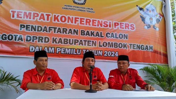 Ketua DPC PDIP Lombok Tengah, Suhaimi (tengah) target 7 kursi yang tersebar di 6 daerah pemilihan yang tersebar di 12 Kecamatan, Kamis (11/5/2023). (Ahmad Viqi/detikBali)