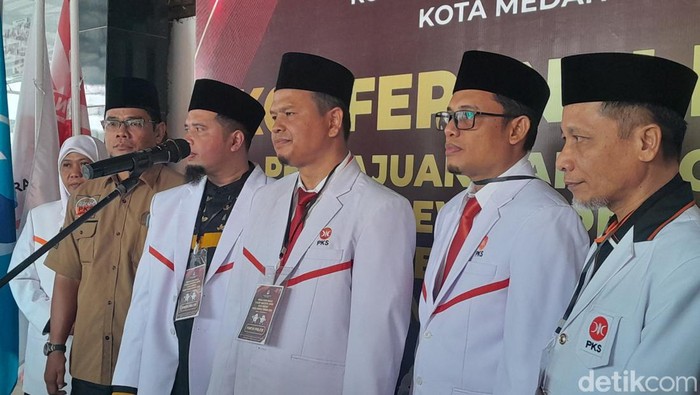 Ketua DPD PKS Medan Kasman M Lubis (tengah) saat di Kantor KPU Medan (Nizar Aldi/detikSumut)