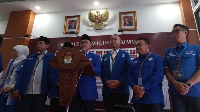 Ketua Umum PAN Zulkifli Hasan mendaftarkan bacaleg PAN Pemilu 2024 ke KPU RI.