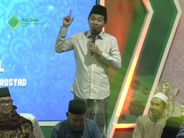 KH Anwar Zahid saat berceramah ngeroasting Ustaz Hanan Attaki di Ponpes Sabilurrosyad Gasek, Malang.