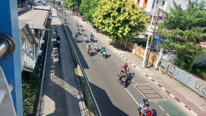 Kondisi lalu lintas di Jalan Mampang Prapatan Raya pada Jumat (12/5)-(Rumondang-detikcom)
