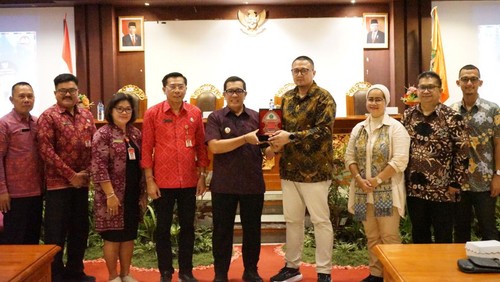 Bupati Sanjaya menerima tim Bappenas yang akan melaksanakan studi lapangan terkait rencana revitalisasi Pasar Induk Tabanan atau Pasar Induk Gadarata Singasana, Jumat (12/5/2023).