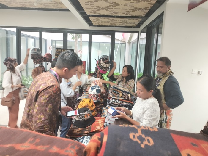 Lapak UMKM  Akusikka & Gading Haumara menjual produk tenun motif Sumba meraup omzet lebih Rp100 juta di pameran UMKM Rumah BUMN SMEs HUB di Marina Labuan Bajo. (Ambrosius Ardin)