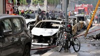 Akibatnya, lusinan kendaraan termasuk mobil dan sepeda motor ludes terbakar. Sementara, satu orang yang merupakan pengemudi van tersebut mengalami luka bakar ringan.  