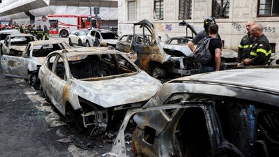 Ledakan Dahsyat Guncang Milan Italia, Mobil-mobil Hangus Terbakar
