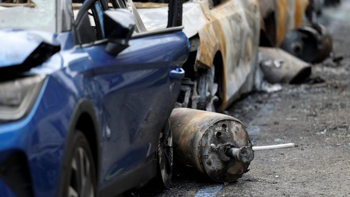 Ledakan Dahsyat Guncang Milan Italia, Mobil-mobil Hangus Terbakar Rescuers gather at the site of an explosion in the centre of Milan, Italy, May 11, 2023. REUTERS/Claudia Greco