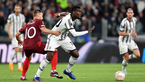 TURIN, ITALY - MAY 11: Paul Pogba of Juventus runs with the ball whilst under pressure from Ivan Rakitic of Sevilla FC during the UEFA Europa League semi-final first leg match between Juventus and Sevilla FC at Allianz Stadium on May 11, 2023 in Turin, Italy. (Photo by Valerio Pennicino/Getty Images)