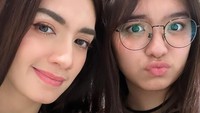 Dalam acara Rumpi No Secret Trans TV, Lovely Maria mengaku tak suka dengan warganet yang selalu menganggap dirinya adik Angel Karamoy. (Foto: dok Instagram)