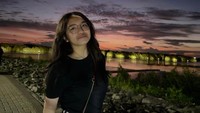 Di sisi lain, Lovely Maria memuji penampilan Angel Karamoy yang masih awet muda. (Foto: dok Instagram)