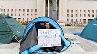 Mahasiswa Universitas Sapienza Roma memprotes biaya sewa yang tinggi dengan tidur di tenda di depan patung Minerva, Roma, Italia, Kamis (11/5/2023).