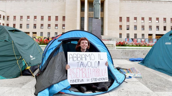 ROME, ITALY - MAY 11: Students of the Sapienza University of Rome protest against high rents by sleeping in tents in front of the statue of Minerva,on May 11, 2023 in Rome, Italy.Students across Italy have been camping out in front of their universities to protest the exorbitant cost of renting accommodation. (Photo by Simona Granati - Corbis/Corbis via Getty Images)