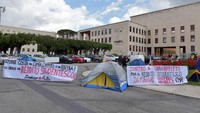 Tingginya biaya sewa tempat tinggal di Italia membuat mahasiswa Universitas La Sapienza Roma melakukan aksi protes.   